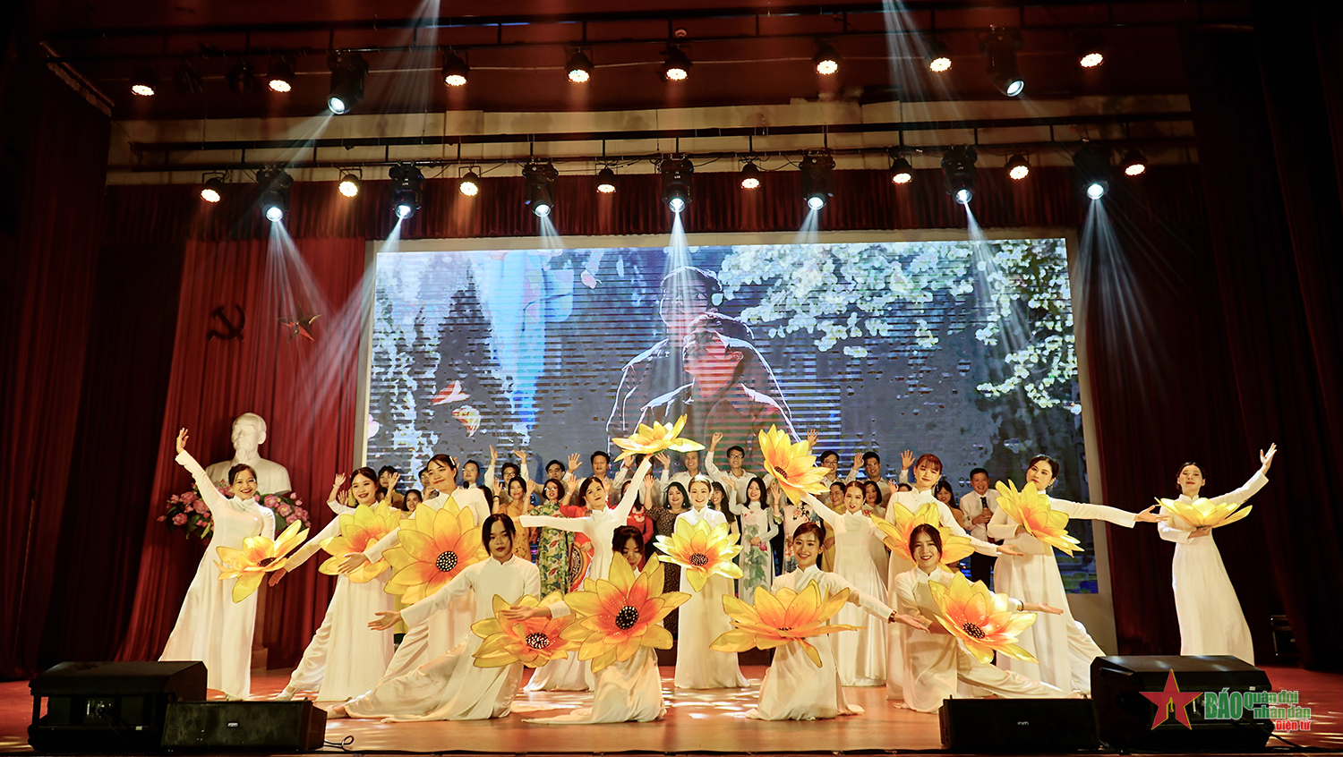 Lắng đọng cảm xúc với đêm nhạc hội AJC: Màu thời gian